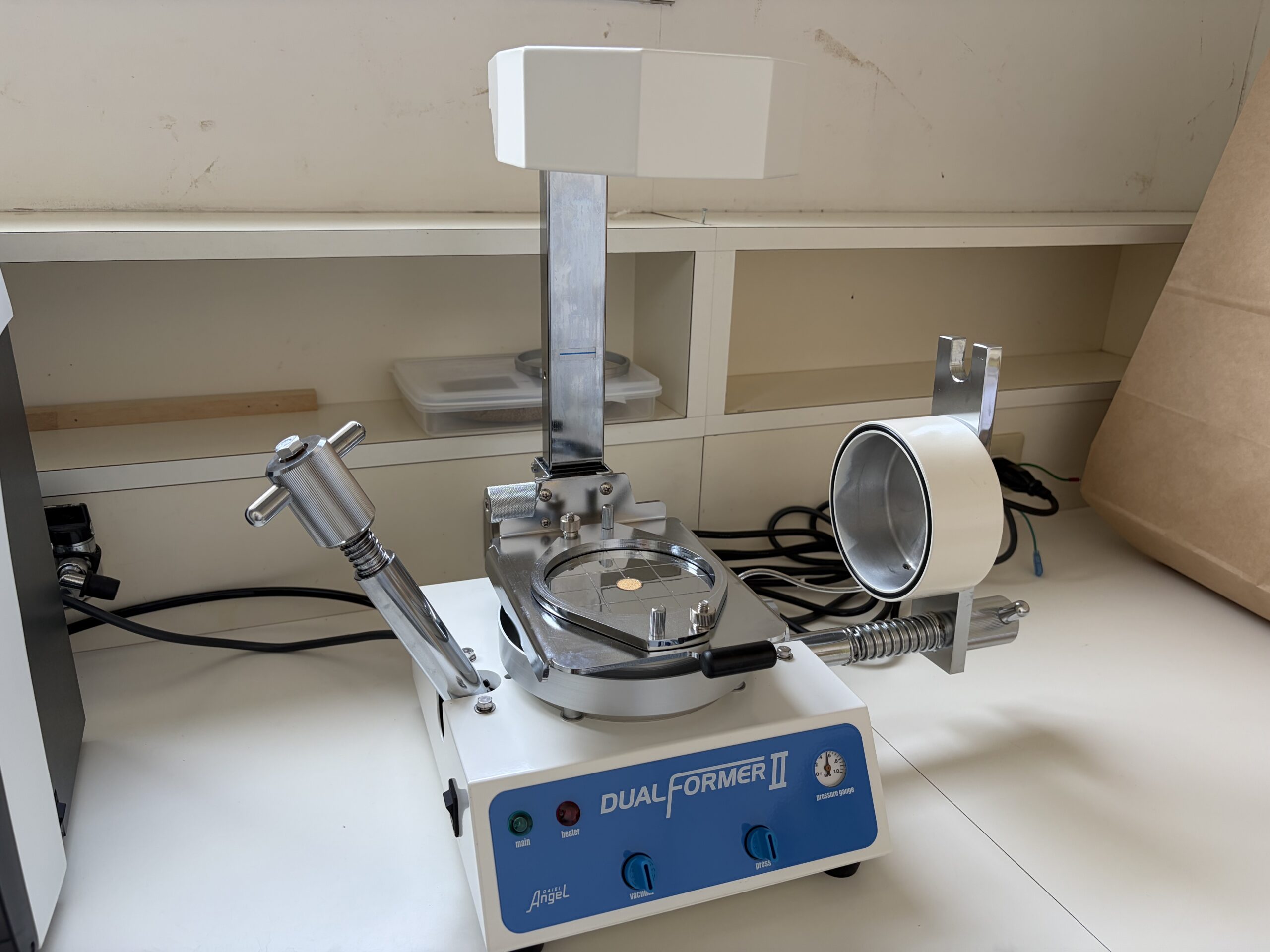 シート軟化圧接成型器